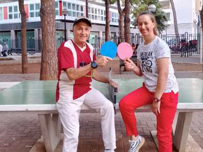 �Il ping pong � diventato il pretesto per incontrarci la sera e chiacchierare con gente proveniente da tutto il mondo�, ci dicono il 65enne Raffaele Bottalico e la 43enne compagna Daniela Alexandru, fondatori del sodalizio